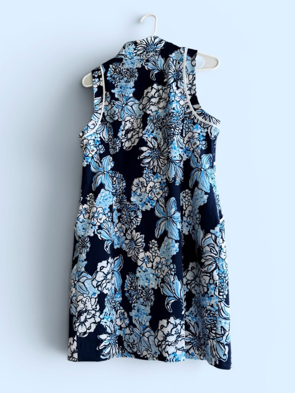 Lilly Pulitzer Size 10 Luxetic Golf Dress with Pockets No Under Shorts- Like New - Picture 2 of 2
